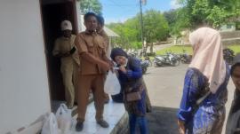 PEMBAGIAN BINGKISAN DAN INSENTIF RT, RW, KADER DAN ROIS